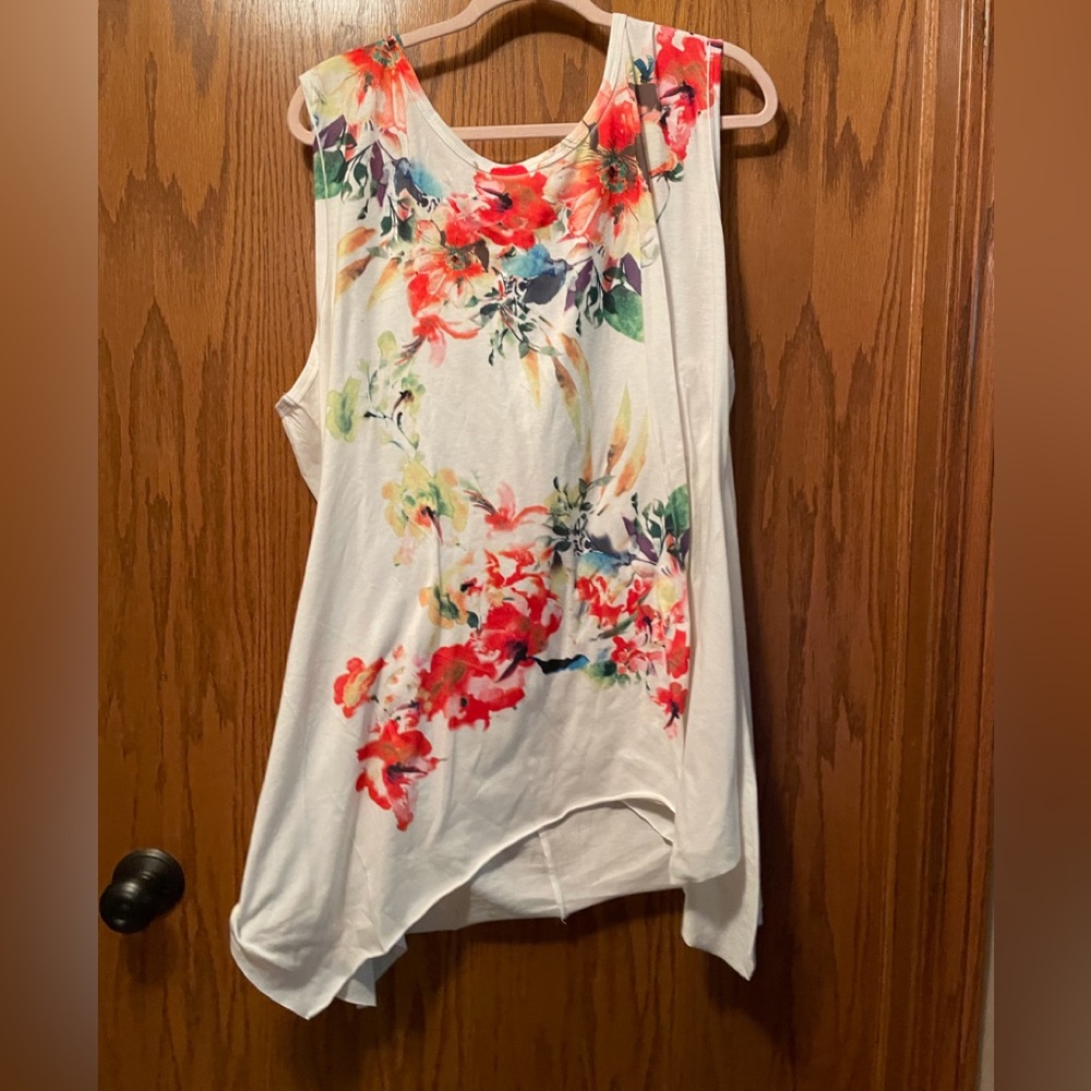 🔥🔥Citi Life 3X shark bite hem tank top. Vibrant red flowers. Beautiful. EUC.